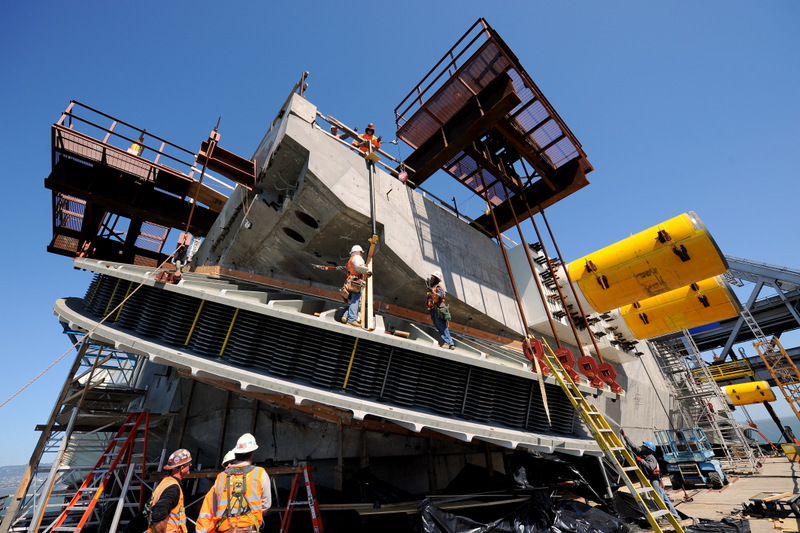 Illustration for article titled An Up-Close Look at the Monumental Task of Building a Bridge